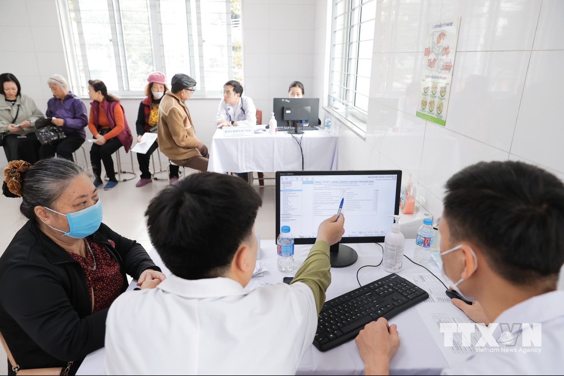 Khu vực khám nội tại Chương trình khám sức khỏe toàn dân phường Bồ Đề. (Ảnh: Minh Quyết/TTXVN)